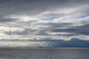 兵庫県芦屋市の南芦屋浜より大阪湾を隔てて向井岸の大阪南港、和歌山方面を臨む
