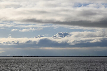 兵庫県芦屋市の南芦屋浜より大阪湾を隔てて向井岸の大阪南港、和歌山方面を臨む