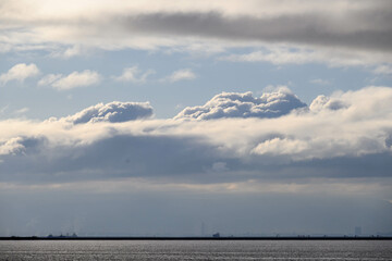 兵庫県芦屋市の南芦屋浜より大阪湾を隔てて向井岸の大阪南港、和歌山方面を臨む