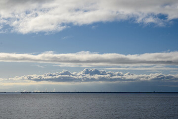 兵庫県芦屋市の南芦屋浜より大阪湾を隔てて向井岸の大阪南港、和歌山方面を臨む
