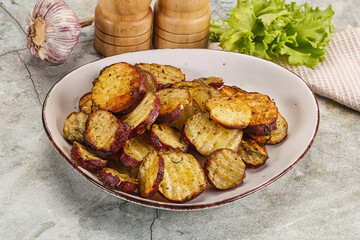 Baked red batat slices with herbs