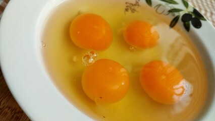 4 eggs in a bowl