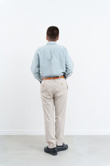 シニア男性の全身背中