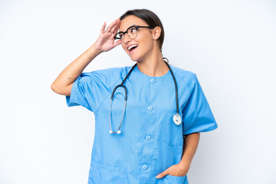 Young nurse woman isolated on white background has realized something and intending the solution