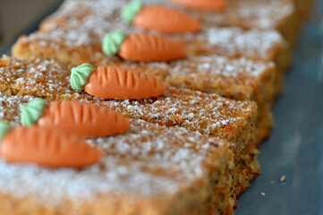 Stücke von Karottenkuchen