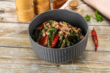 Salad with canned tuna and beans