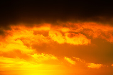 Nubes naranjas al atardecer