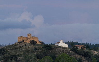 CASTILLO Y ERMITA DE PRADAS. CERCA DE LA PO0BLACIÓN DE SAN AGUSTÍN. TERUEL. ESPAÑA