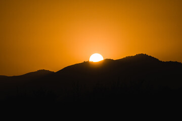 Puesta de sol en la montaña 