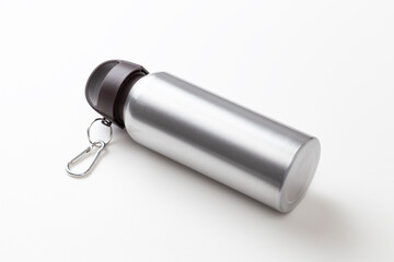 白背景に水筒