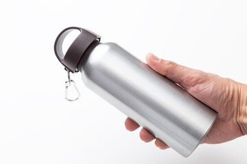 水筒を持つ手元