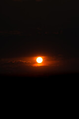 Puesta de sol entre nubes al atardecer