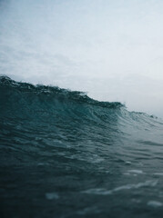 Ola rompiendo en el mar