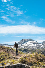Naklejka premium Hombre caminando por la montaña