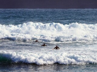 Surfer am Strand von Puerto de la Cruz, Teneriffa