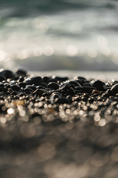 Piedras mojadas en la playa