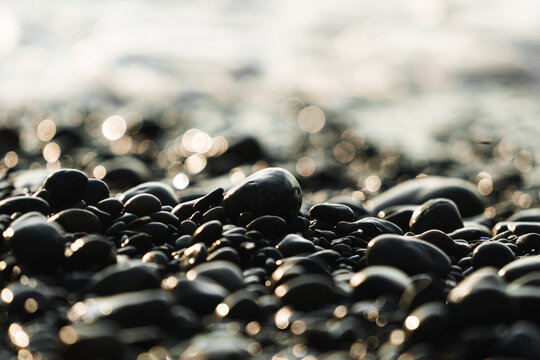 Piedras mojadas en la playa