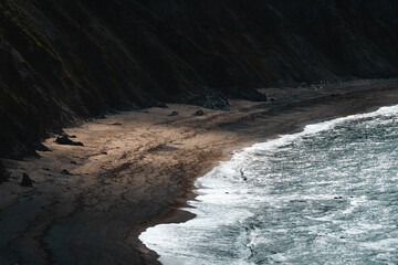 Playa de piedras con sombras