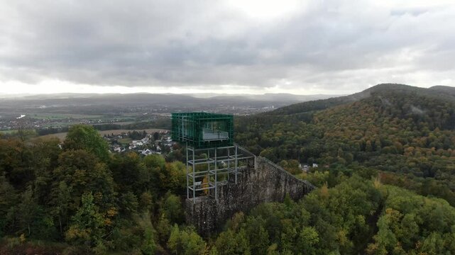 Jahrtausendblick in Rinteln &ndash; Drohnenaufnahme des Aussichtsturms mit Blick auf Steinbruch, Weserbergland und Autobahn A2