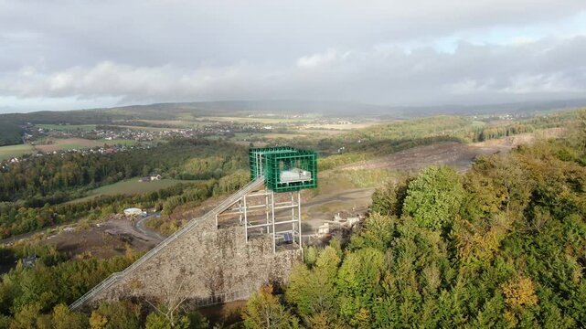 Jahrtausendblick in Rinteln &ndash; Drohnenaufnahme des Aussichtsturms mit Blick auf Steinbruch, Weserbergland und Autobahn A2