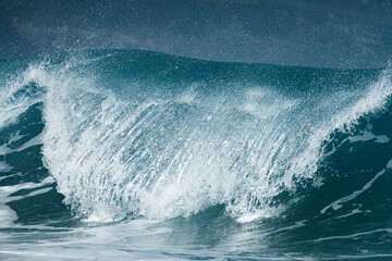 Ola rompiendo en el mar