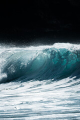 Ola rompiendo en el mar