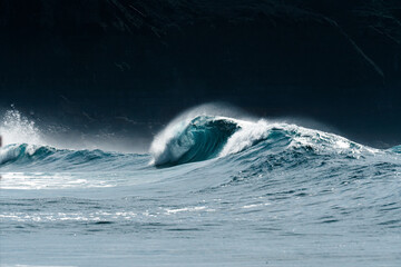 Ola rompiendo en el mar