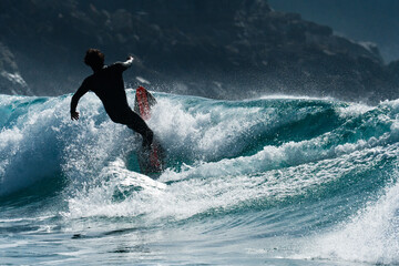 Surfista montando, Hombres atrapando olas en el océano, aislados. Deporte de surf de acción...