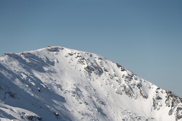 Monta&ntilde;a de Sierra nevada con nieve