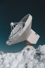 Antena parabólica en la montaña con nieve