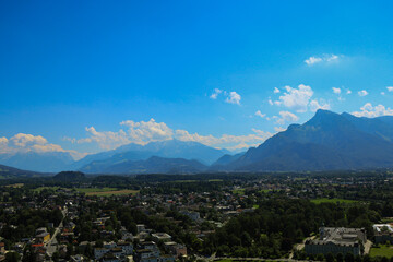 Fototapeta premium A panoramic view of Salzburg with lush greenery