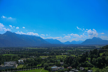 Obraz premium A panoramic view of Salzburg with lush greenery