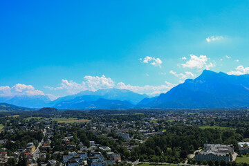 Fototapeta premium A panoramic view of Salzburg with lush greenery
