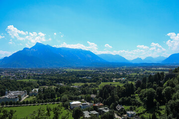 Fototapeta premium A panoramic view of Salzburg with lush greenery