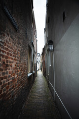 Callejón con paredes de ladrillo