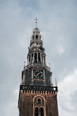 Obraz premium Torre de iglesia con reloj