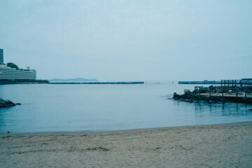 曇りの熱海の波