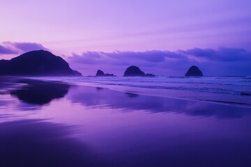 Obraz premium A serene beach at twilight with soft waves reflecting a deep purple sky