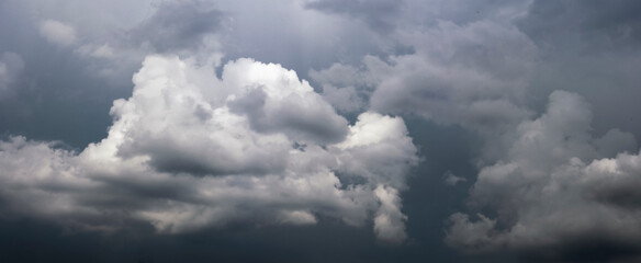 Obraz premium A Dramatic Cloudy Sky that Features an Intriguing Dark and Light Contrast, Captivating All