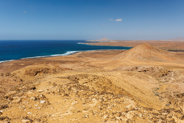 Paysage en direction du nord de l'île de Sal depuis le Monte Leão, Cap-Vert