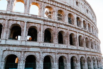Obraz premium The Colosseum in Rome is a large structure with arches and columns