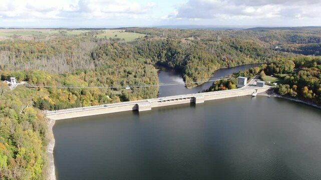 Titan RT und Rappbodetalsperre &ndash; Drohnenaufnahme mit Blick auf H&auml;ngebr&uuml;cke, Megazipline, GigaSwing und die beeindruckende Natur des Harzes