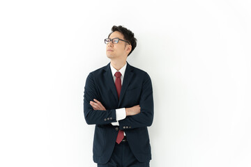 腕組みするビジネスマン