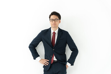 スーツを着た男性