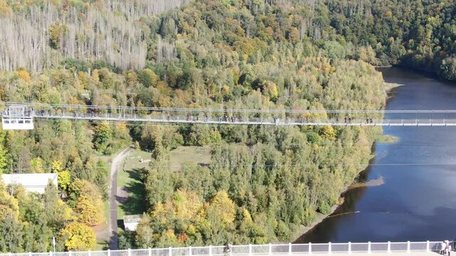 Titan RT und Rappbodetalsperre &ndash; Drohnenaufnahme mit Blick auf H&auml;ngebr&uuml;cke, Megazipline, GigaSwing und die beeindruckende Natur des Harzes
