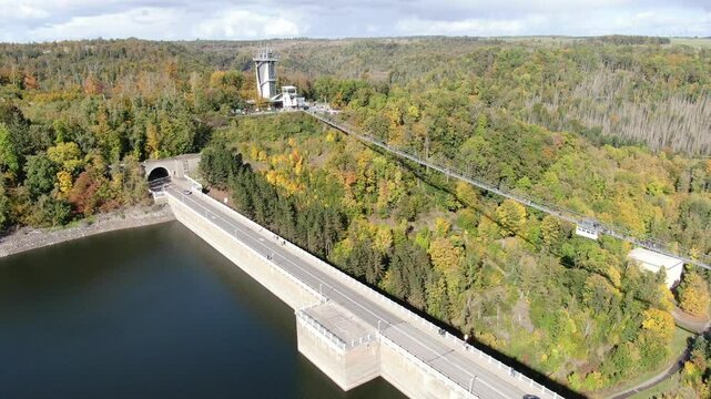 Titan RT und Rappbodetalsperre &ndash; Drohnenaufnahme mit Blick auf H&auml;ngebr&uuml;cke, Megazipline, GigaSwing und die beeindruckende Natur des Harzes