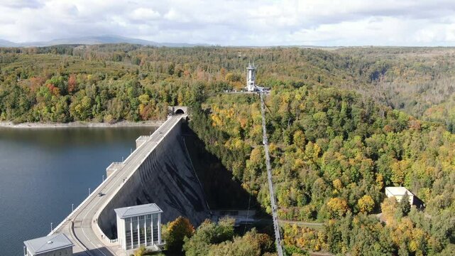Titan RT und Rappbodetalsperre &ndash; Drohnenaufnahme mit Blick auf H&auml;ngebr&uuml;cke, Megazipline, GigaSwing und die beeindruckende Natur des Harzes