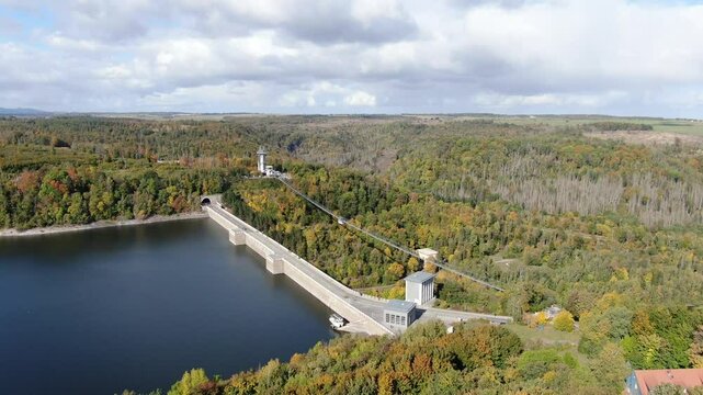Titan RT und Rappbodetalsperre &ndash; Drohnenaufnahme mit Blick auf H&auml;ngebr&uuml;cke, Megazipline, GigaSwing und die beeindruckende Natur des Harzes