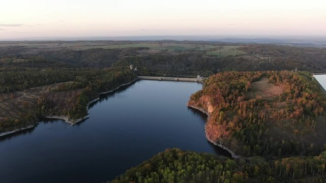 Titan RT und Rappbodetalsperre &ndash; Drohnenaufnahme mit Blick auf H&auml;ngebr&uuml;cke, Megazipline, GigaSwing und die beeindruckende Natur des Harzes