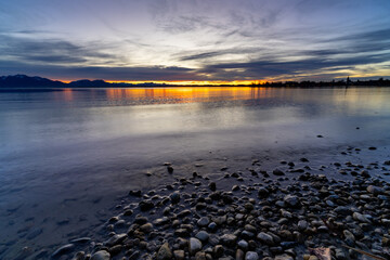 Sonnenuntergang am Chiemsee am Bayerischen Meer im Winter